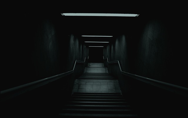 Tmavé dlhé schodisko so zábradlím.jpg