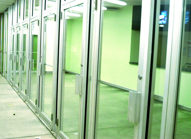 Zelené sklenené dvere, z ktorých je vyskladaná celá stena.jpg