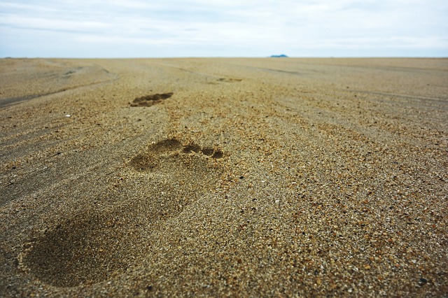 Stopy bosých nôh v piesku.jpg